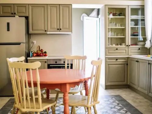 Έλα, κερνάω καφέ στην κουζίνα