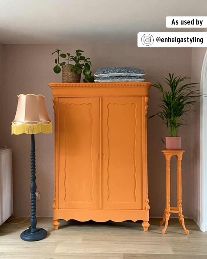 Barcelona Orange Χρώμα Κιμωλίας Annie Sloan σε έπιπλο βαμμένο σε ζωηρό σκούρο πορτοκαλί