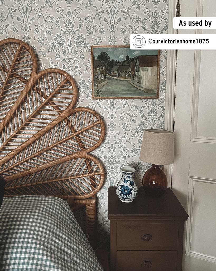 Honfleur Χρώμα Κιμωλίας Annie Sloan σε έπιπλο με πλούσια ζεστή σκούρα καφέ απόχρωση